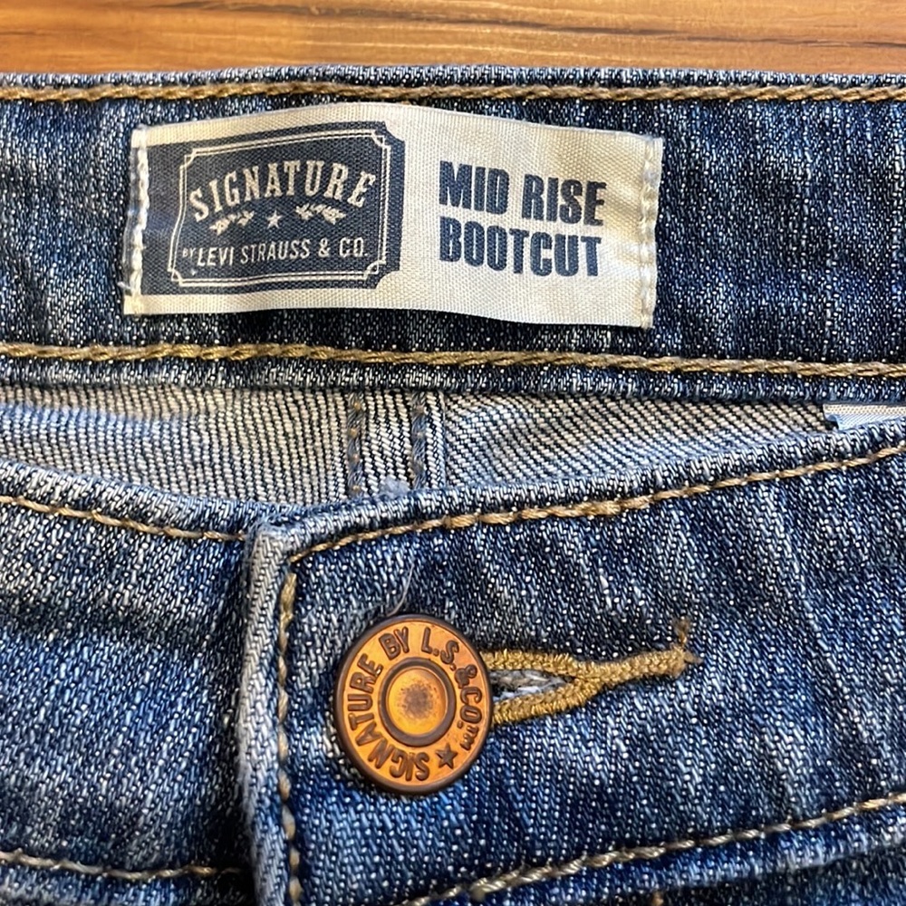 Signature Levi’s Mid Rise Bootcut Jeans - Picture 3 of 5